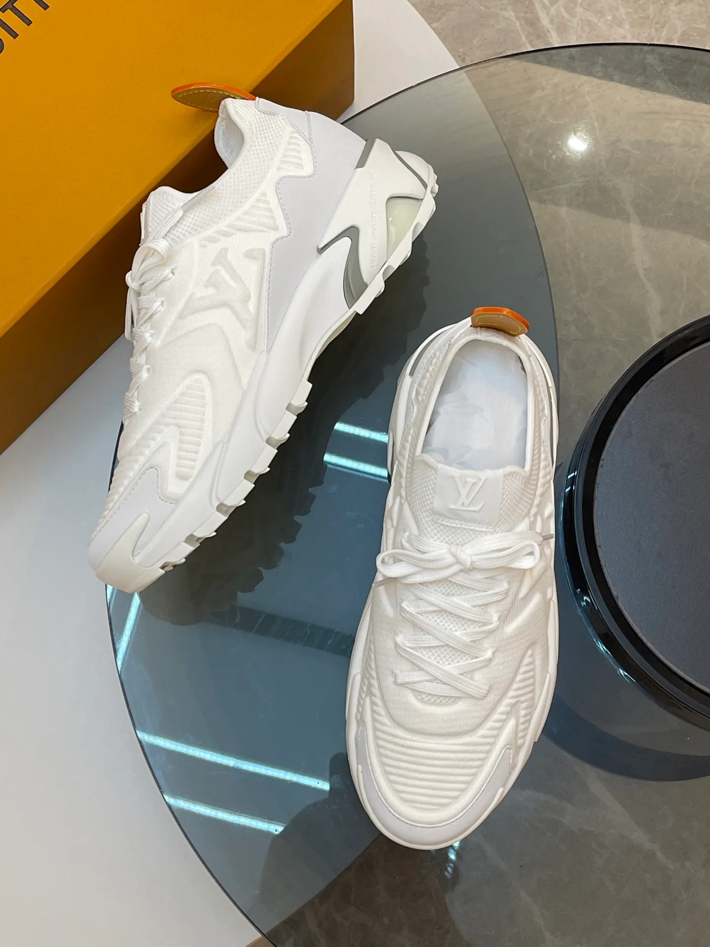 [L Home] Top P: 700💰 Size: 39-44 (customized at 38.45.46) LV Donkey Brand Louis Vuitton RUNNER TATIC new men's sneakers This LV Runner Tatic sneaker uses a whole piece of technical knitting to create an easy-to-take-off design, and then outlines the upper with cow leather trim. The LV logo on the side releases a dynamic atmosphere between the textures, the leather back strap is shaped like the handle fastener of the Louis Vuitton leather goods series, and the lightweight and wear-resistant two-tone rubber sole completes the whole. The toe and heel wrap details continue to provide comfortable fabric foot support, creating a stylish and stylish upper! Comes with full original packaging!